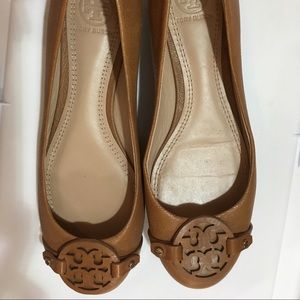 LIKE NEW Tory Burch camel / tan flats